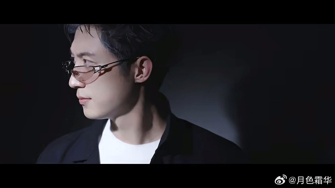 黄景瑜时装男士三月开季黄景瑜时装男士三月刊封面 一个有故事感的演员，让故事成功了