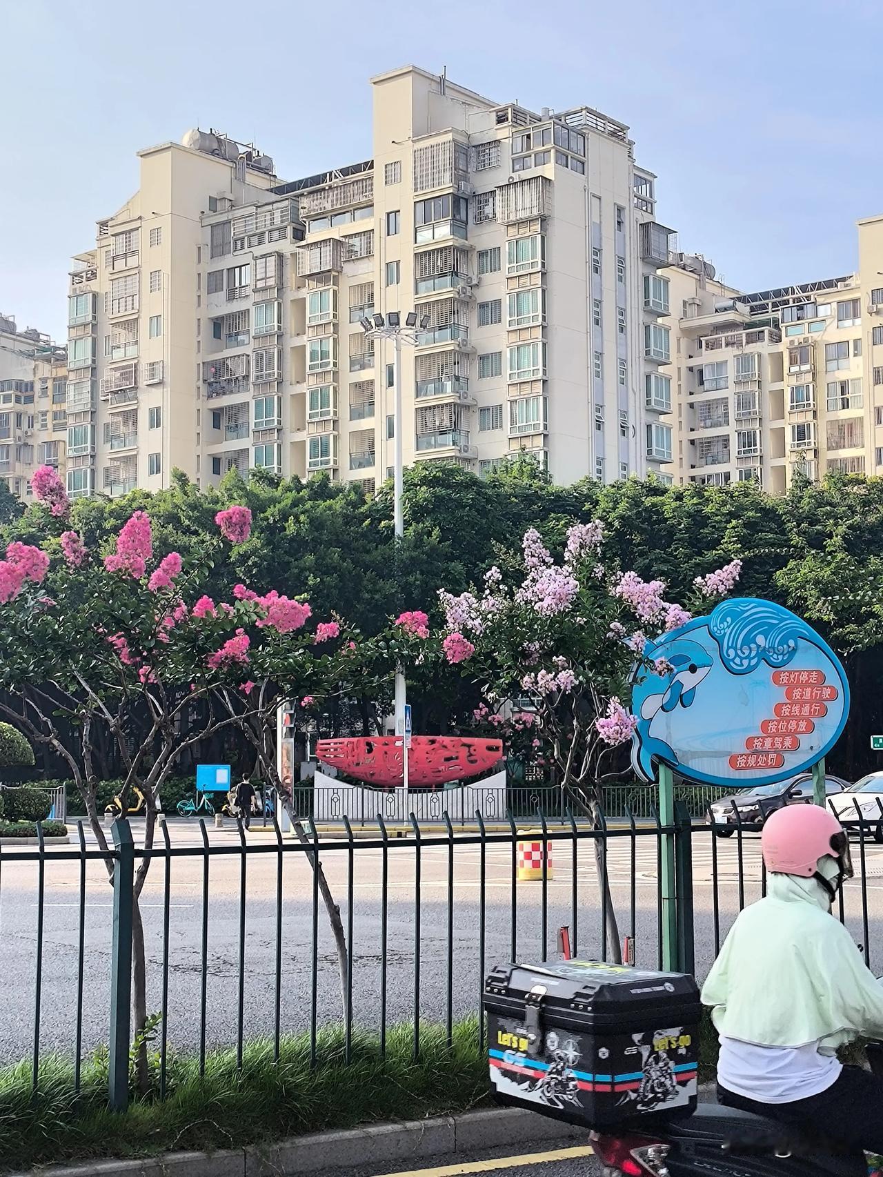 上班就是一场戏，因为贫穷才相聚。
上班也很辛苦 穷了才知挣钱苦 生活本是奔波 上