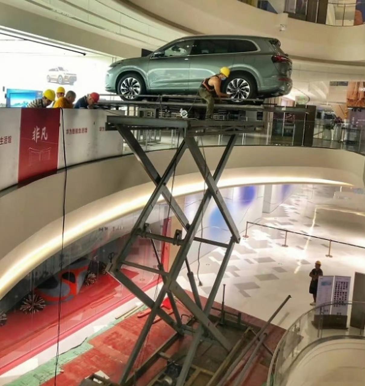 原来商场里的车是这么进来的有的一层是能直接开进去的，要是用升降机，就能把车弄到二