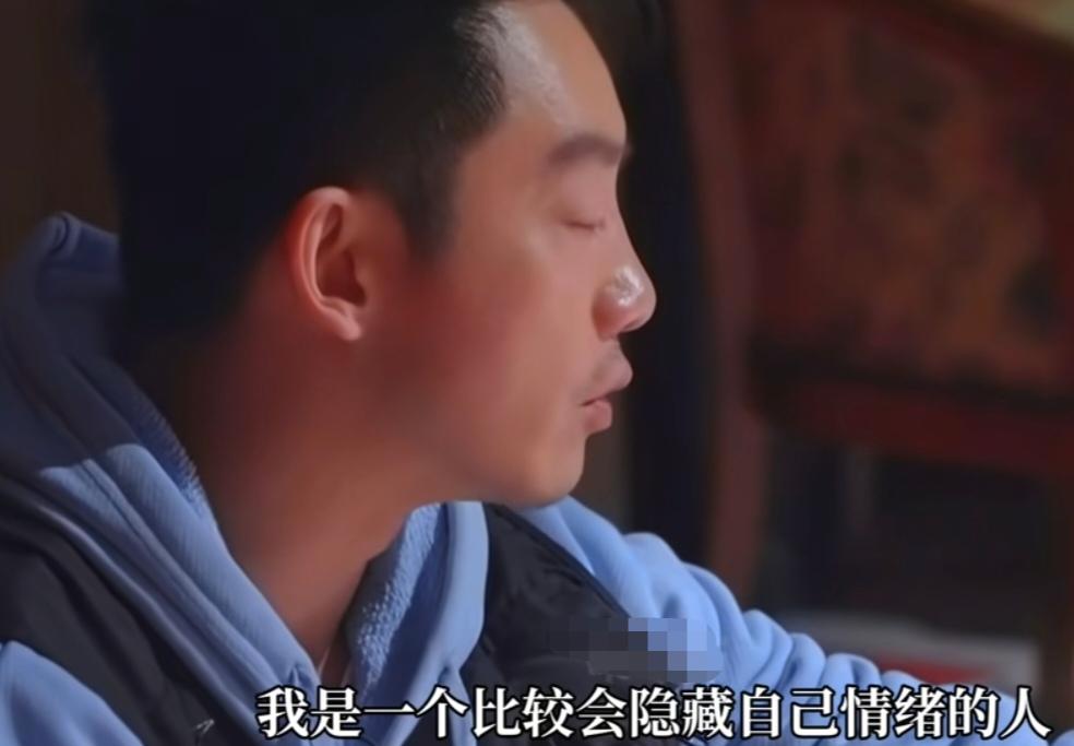 郑恺坦言自己从小习惯隐藏情绪，说:“我是一个比较会隐藏自己情绪的人，从小就这样，