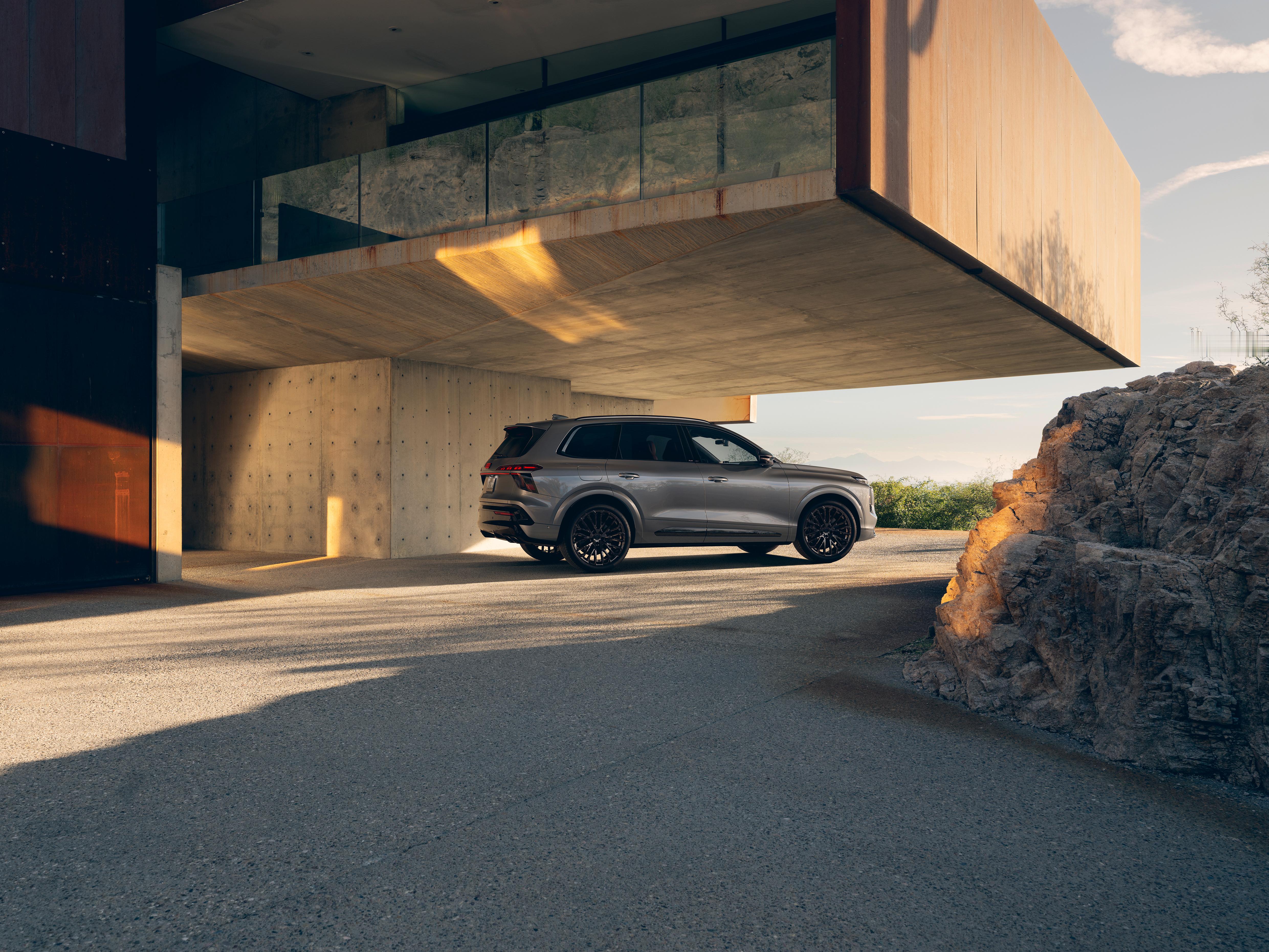 Audi SQ7搭载 4.0L  V8 双涡轮增压发动机591 马力，800 牛