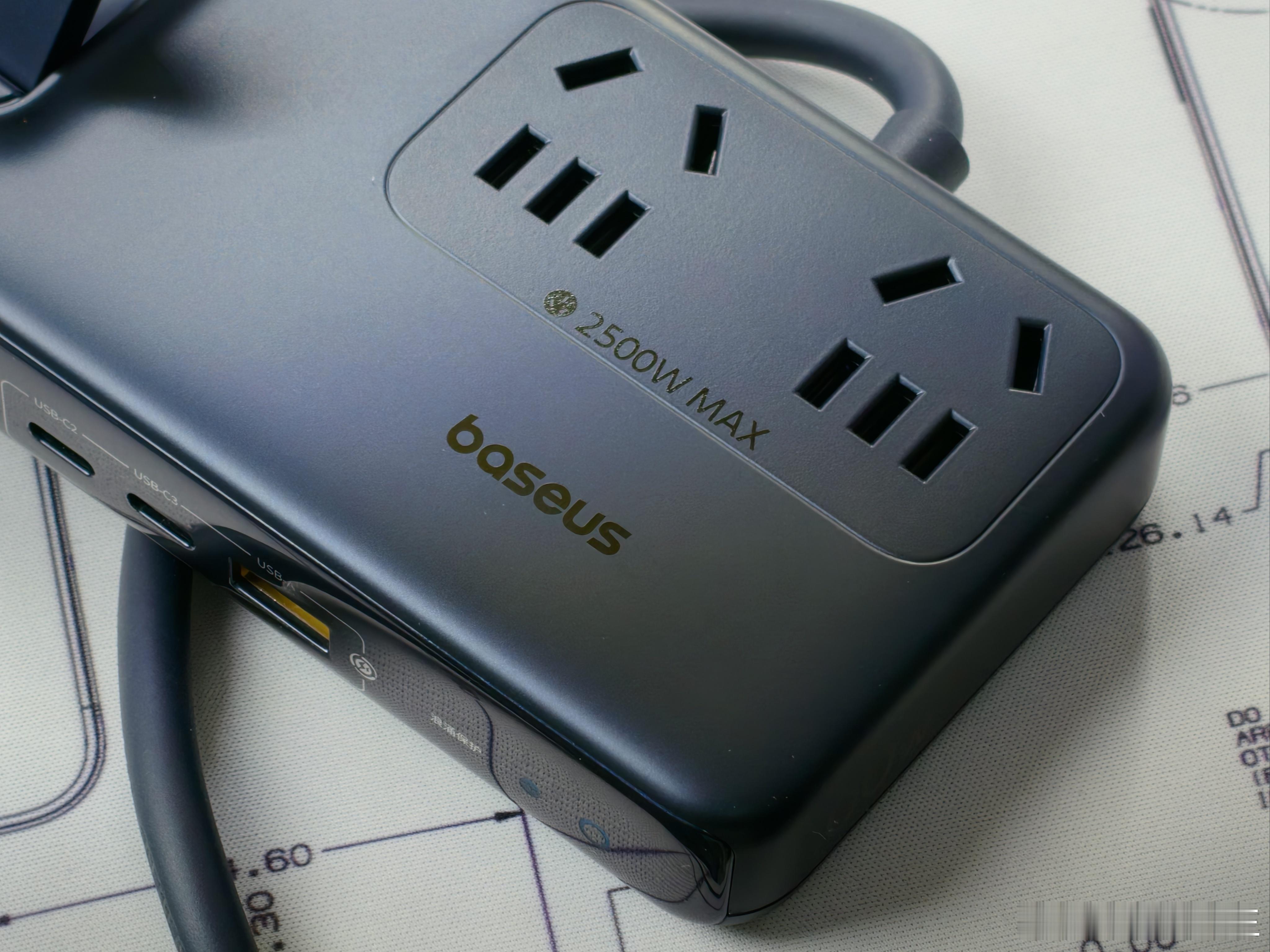 倍思这款 100W 七口集成超薄充电站也太顶了，和我刚入手的华为 Mate80 