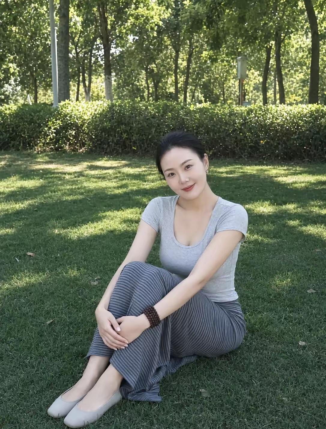 表妹35，未婚，中学语文老师，
相亲好几个没成，自己也挺着急的。
就是没有合适的