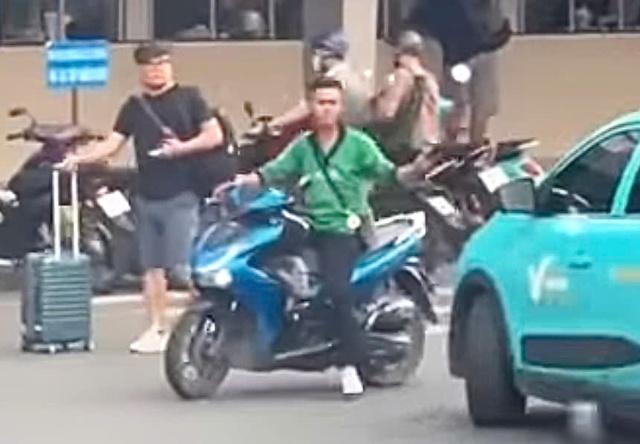 越南胡志明一名行为异常的年轻人骑着摩托车，手持枪形物体威胁路人造成混乱。

接到