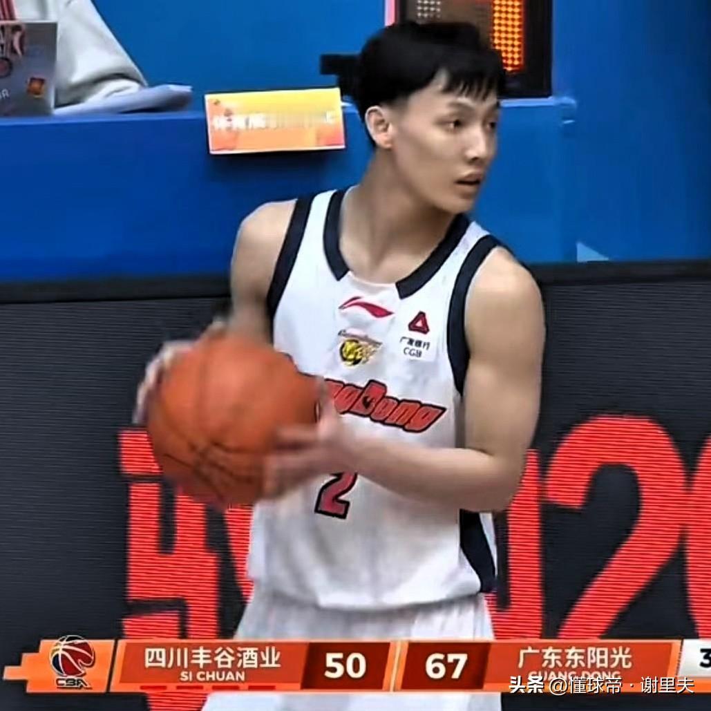 不吐不快！徐杰打四川整个人精神状态明显不对劲，传球失误，带球踩线。杜锋站在场边也