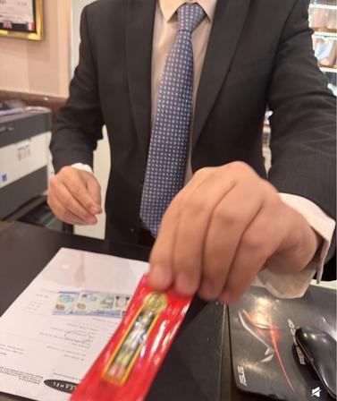 中国游客在米兰酒店退房，随手给了前台小哥一包徐福记酥心糖。本来就是个客套，结果一