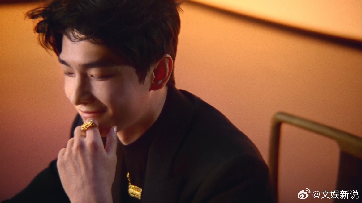 杨洋将福气与贵气刻进骨子里 官宣代言人选得太对了！杨洋身上那种由内而外的端正与贵