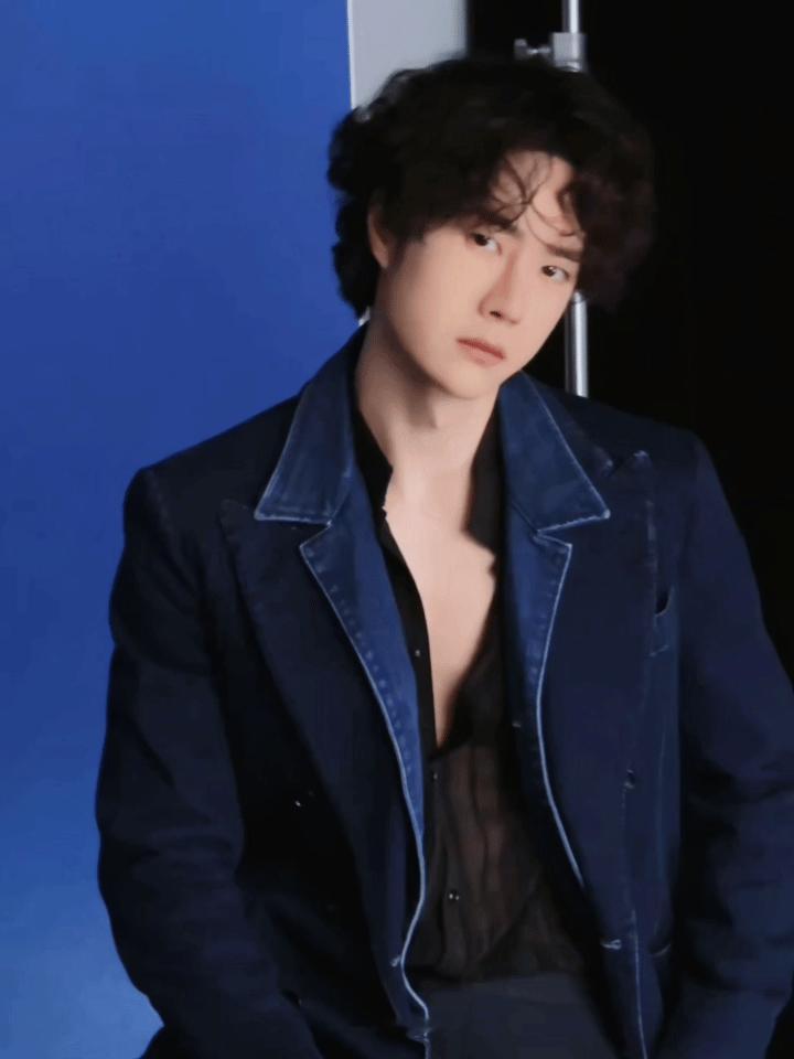 王一博拍定妆照好大方啊，深V大片雪白肌肤，在微博之夜现场却有点小气，全靠饭拍一帧