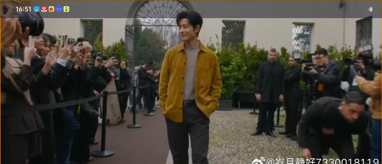 内搭从高领变低领了而且内场是有多热呀，战战一直在擦汗
肖战tods全球品牌代言人