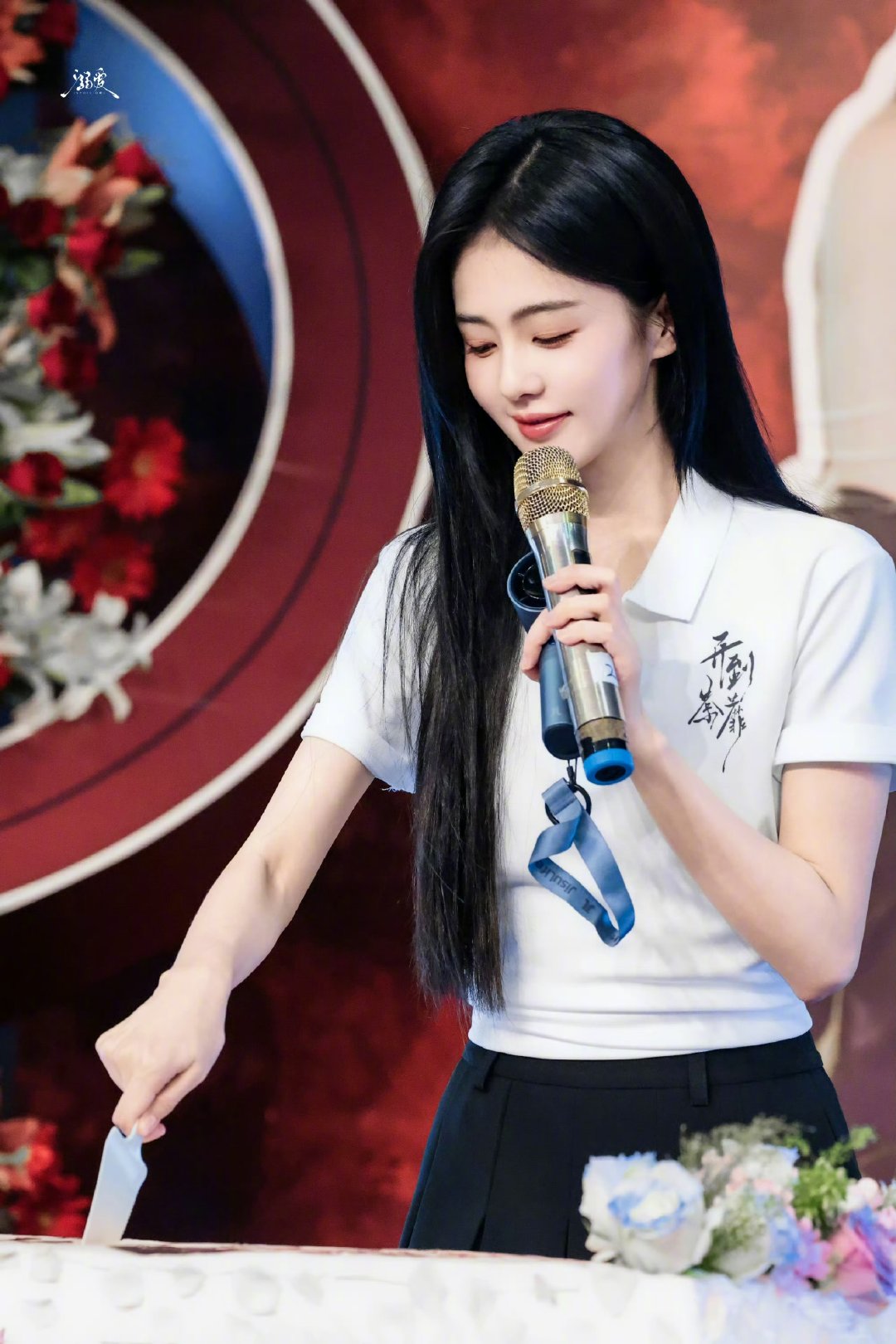 白鹿黑裙短发反差感白鹿短发气场王韵娜黑裙短发造型太出圈，干净短发消解柔感，黑色长