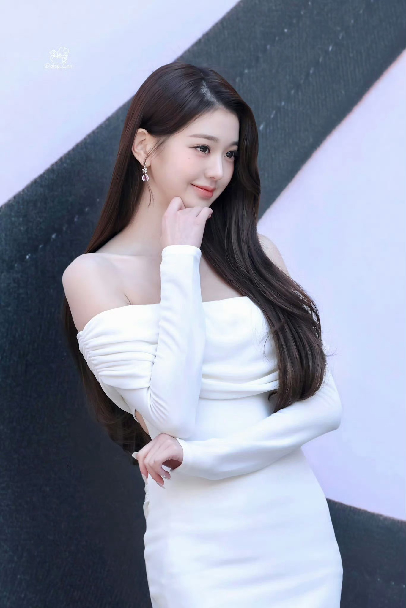 朴宝剑给张元英比猫耳朵好萌呀来看看今天的张元英吧 