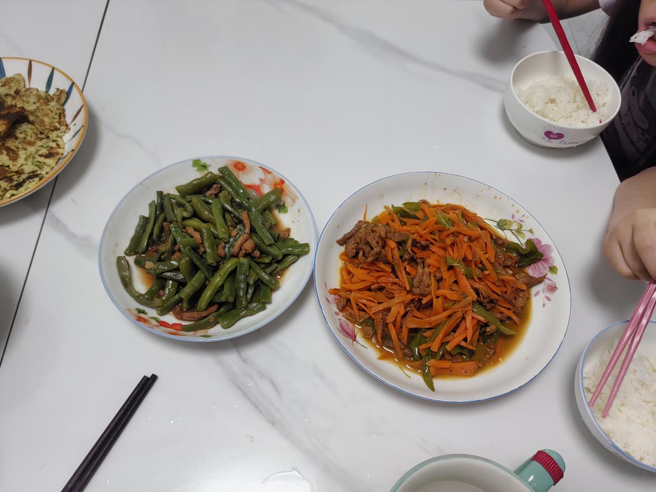 上午写习题，奶奶给照答案给判作业。
     午饭，鱼香肉丝，熬豆角，焖米饭。一