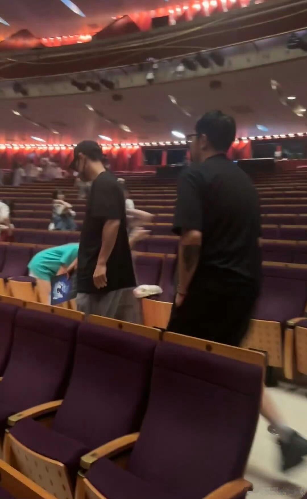 很认真的乖乖战哥网友偶遇肖战看舞台剧网友偶遇肖战看千与千寻舞台剧 ​​​
