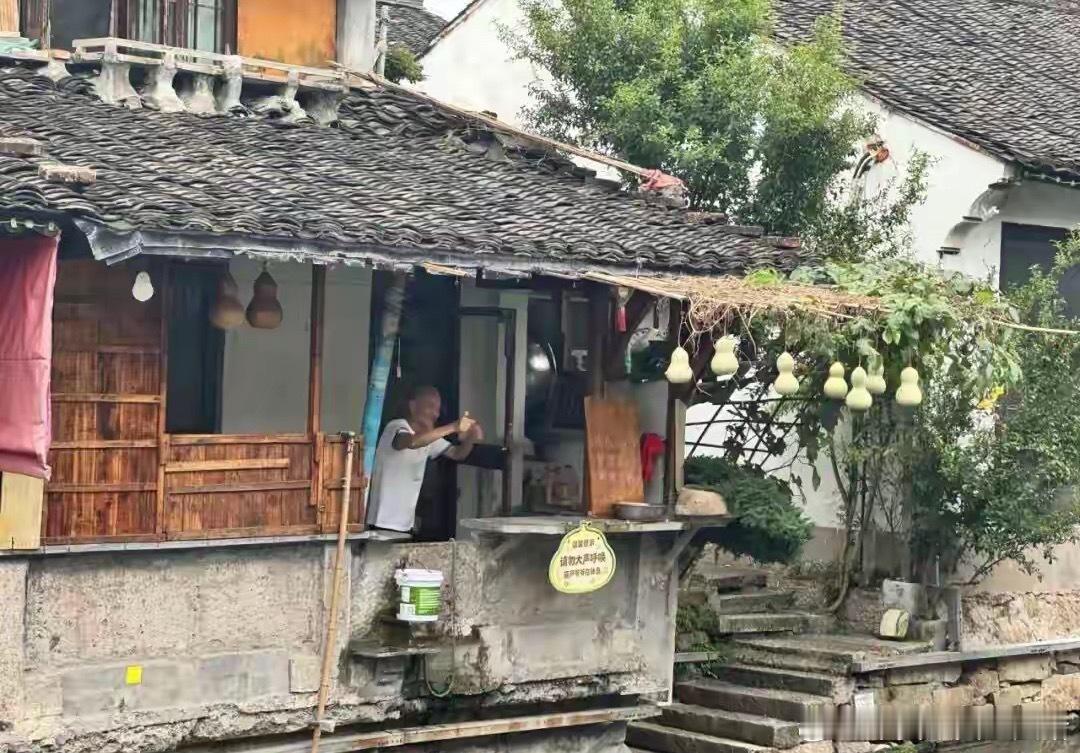 葫芦挂回去了！“葫芦娃爷爷”发声：许多人千里赶来只为看一眼，不能让他们热乎乎的心