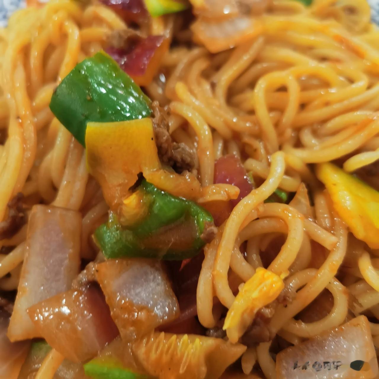 #记录我的2023# 
#我家餐桌入秋了# 
新疆炒面，面条有弹性，有嚼劲，口感