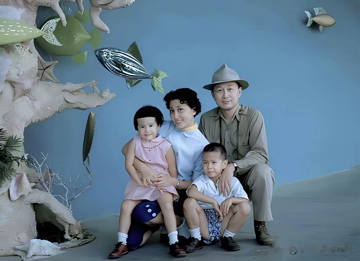 这张珍贵的照片，定格了钱学森一家在美国加州海洋馆出游时的温馨场景。画面的背景中，