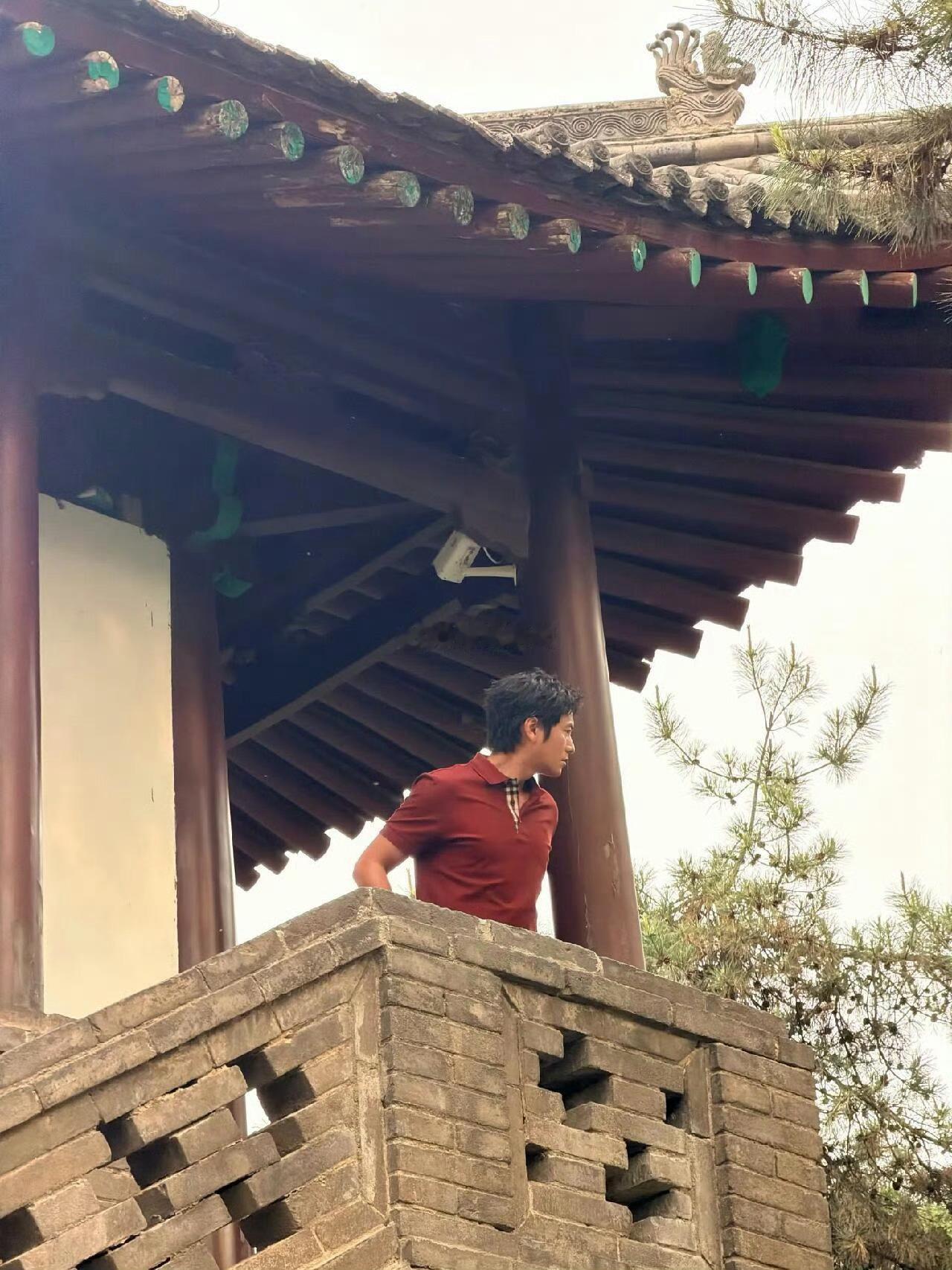 西安小雁塔偶遇陈坤陈坤红衣路透西安小雁塔偶遇陈坤了！！ 