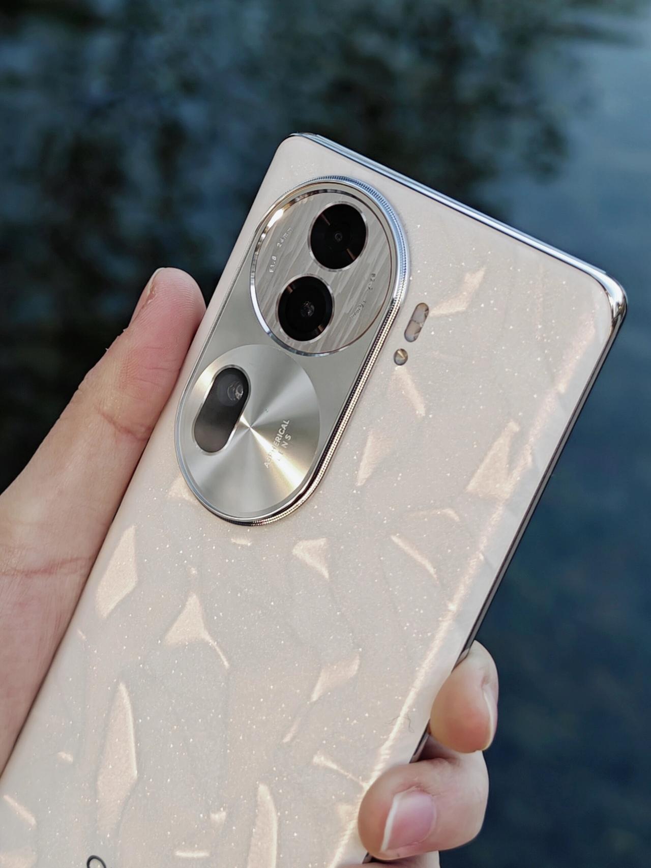 咱就说#OPPO Reno11#的月光宝石配色是不是有点似曾相识？

没错，这个