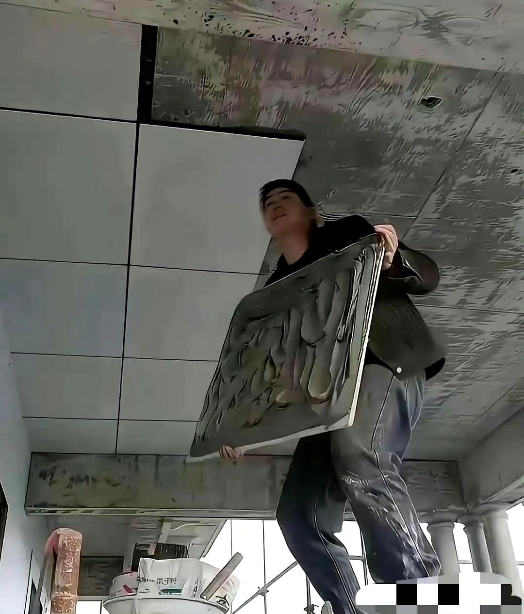 真是牛掰，一个敢贴，一个敢住。