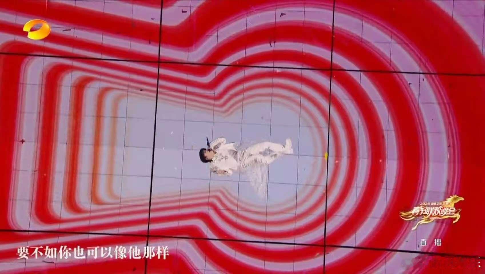 周深 何老师的嗓子好 舞台上是仙品歌手，舞台下是调皮深！对着何老师就说晚上的热梗