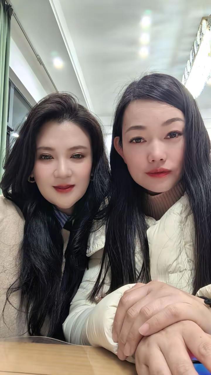 给大家介绍下，这是我的玉芬我和我的美女 俩姐妹 @周莹古筝坊GTA @东海周莹古
