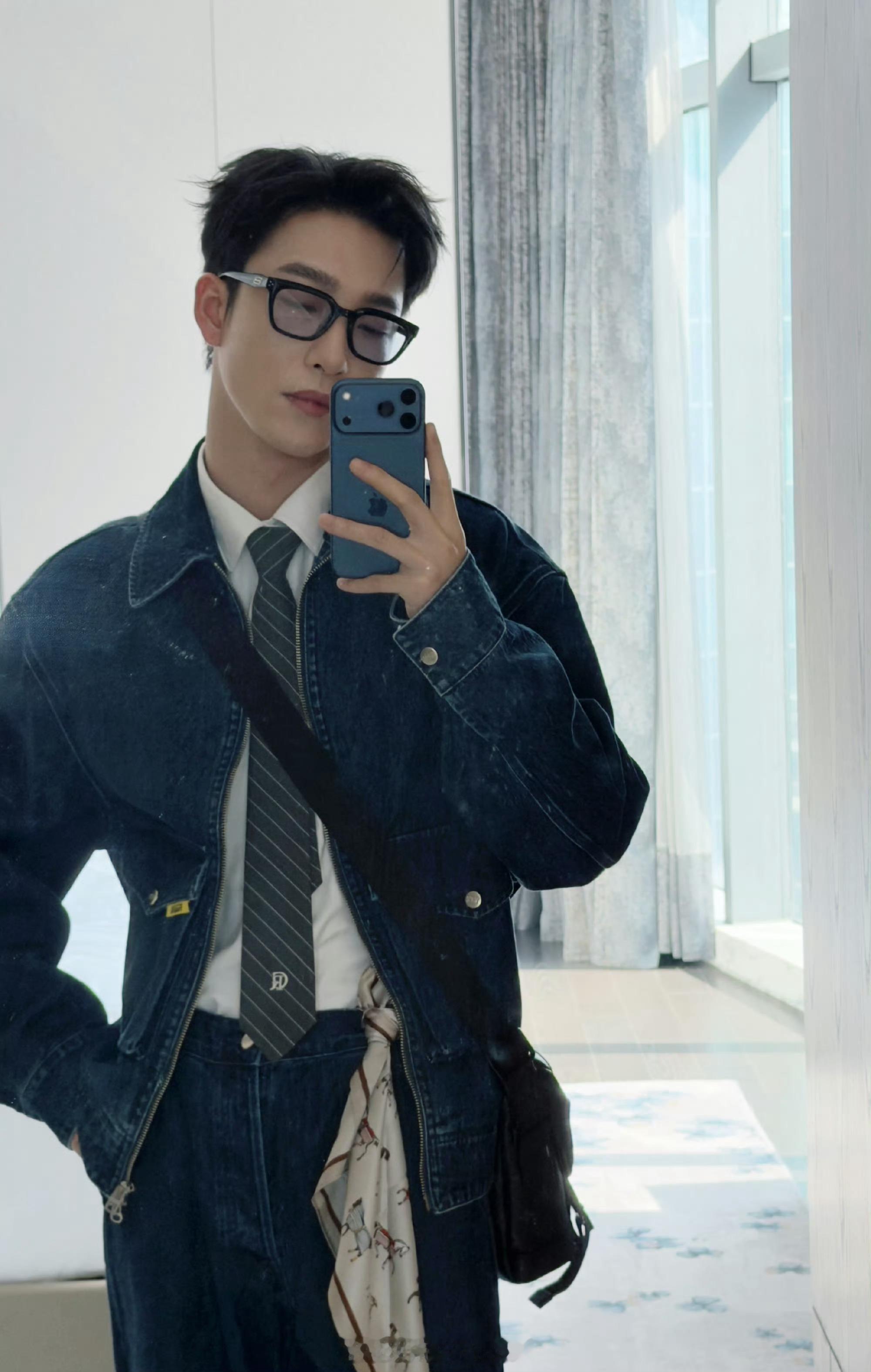 姚冠宇被喊顶流的反应哈哈哈哈无限超越班即兴考核突喊顶流，姚冠宇嘴角疯狂上扬，这反