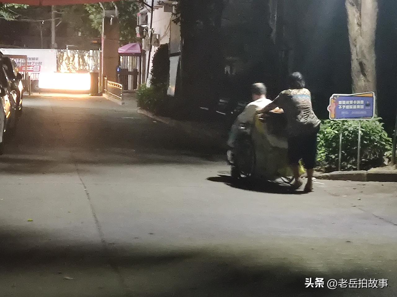 这么热的天，她又推着他出来捡废品了！两个人身上的衣服都是被汗湿的贴到了身上！我自