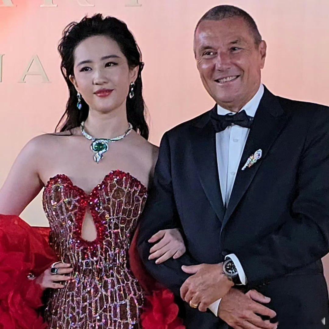 宝格丽CEO拍的刘亦菲VS赵露思看看谁抗住生图了[抱一抱] ​​​