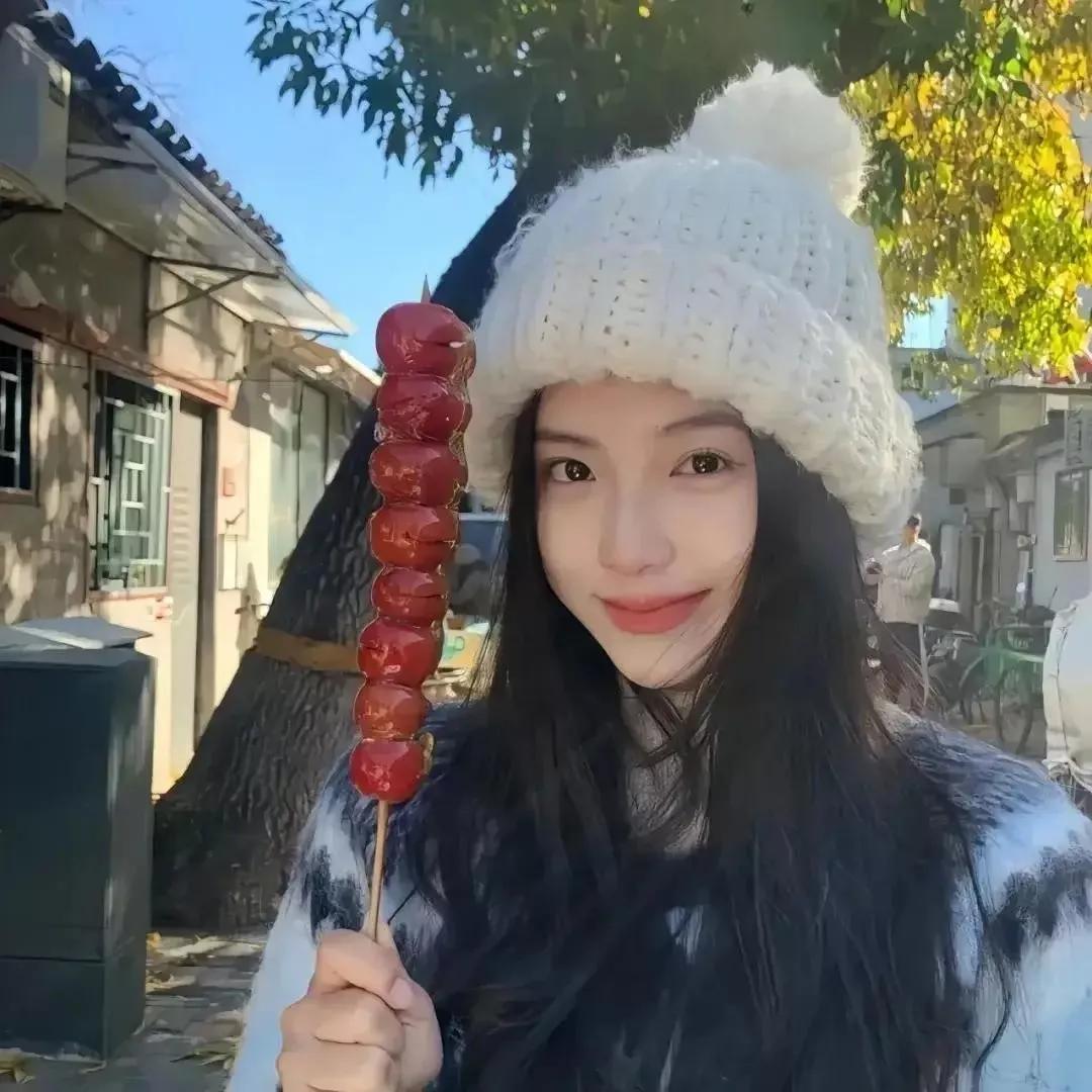 阳光明媚的午后，来一根甜蜜的冰糖葫芦🍡😊冰糖葫芦 冰糖水果葫芦 甜冰糖葫芦 