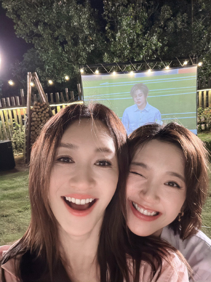 李小冉唐艺昕再跳心愿便利贴不想睡的星期五 前一秒还在密室里躲着NPC走，后一秒李