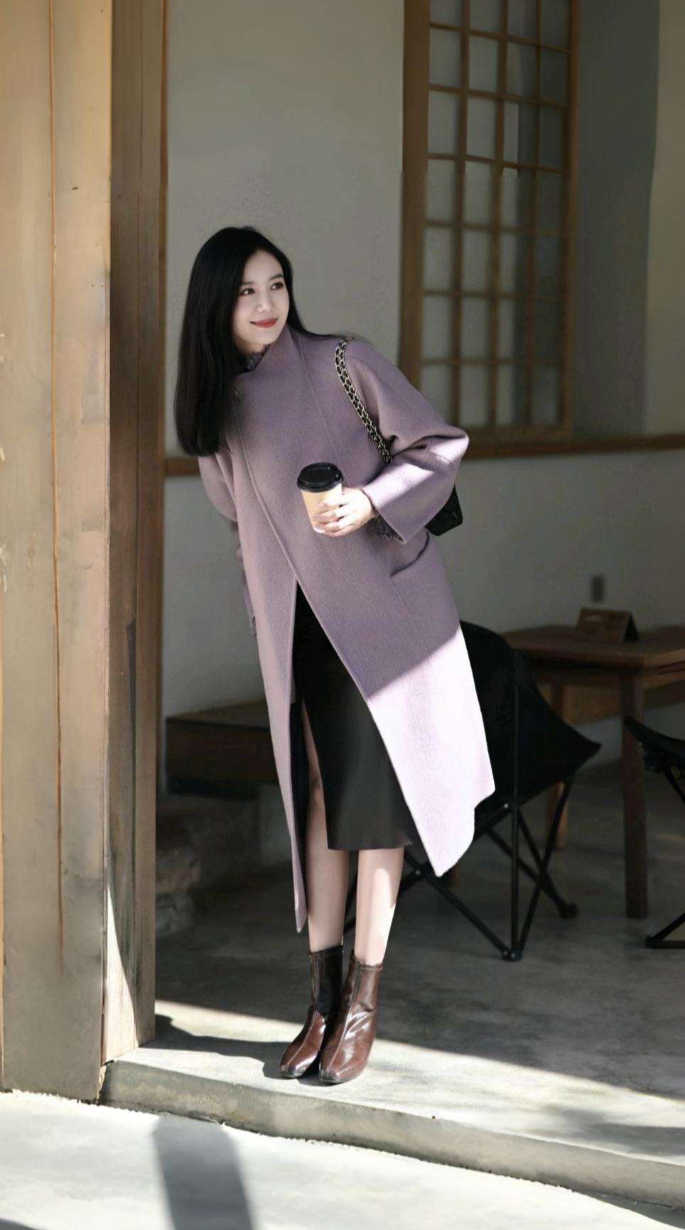 秋冬穿搭越来越爱紫色大衣
配黑色长裙加厚肤高跟鞋
简直不要不要的
御姐 秋冬穿搭