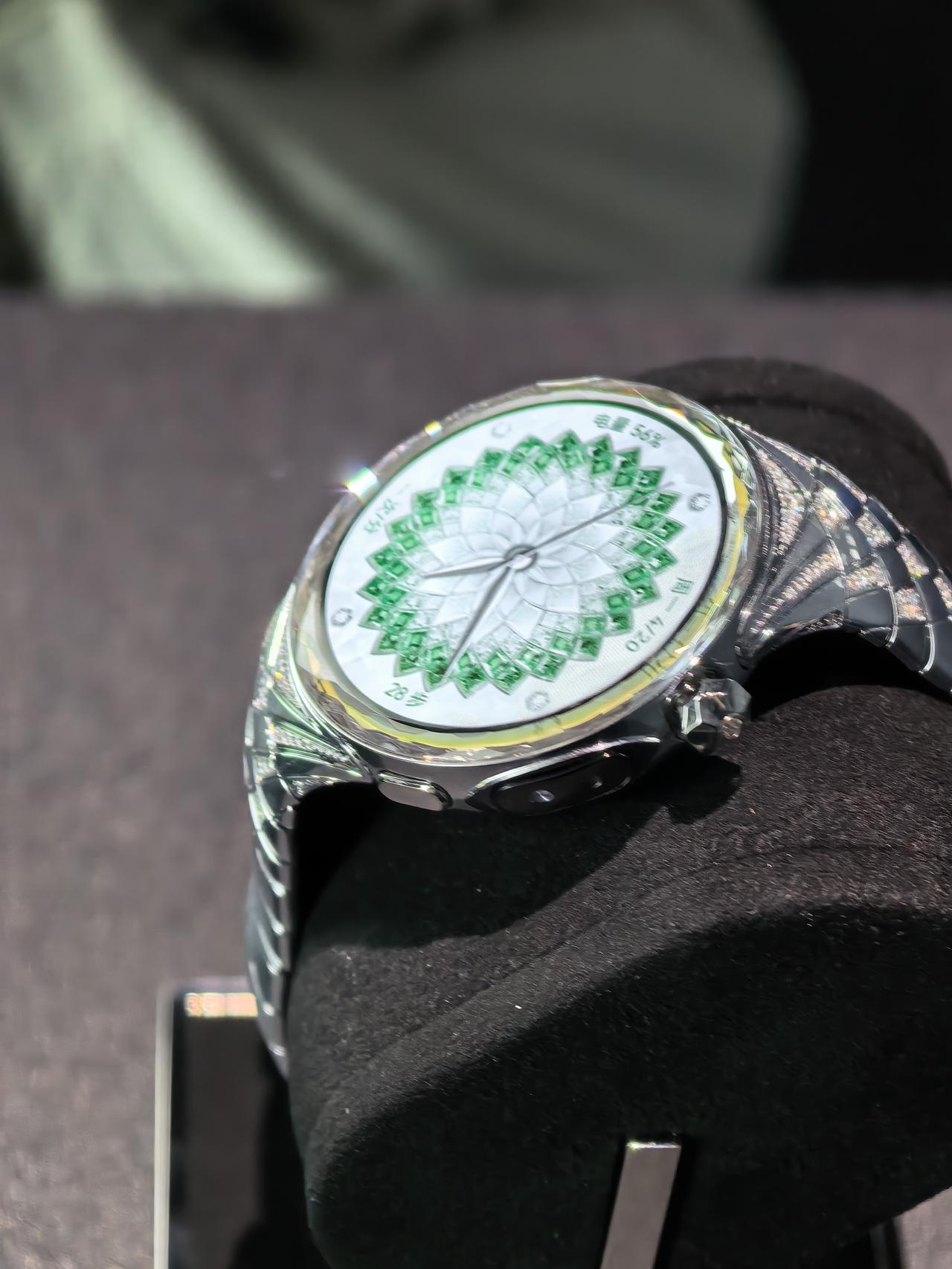 华为非凡大师女表一分钟全部售罄大家可以去看看，花三万买包，不如花三万买表。无法言