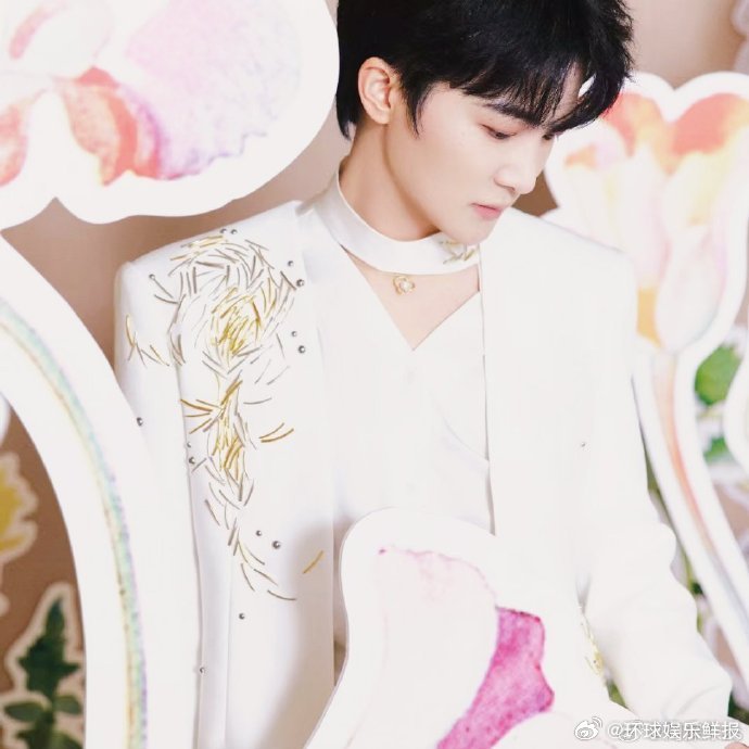 周深谢谢所有把作品交给我唱的老师们心怀热爱，怀揣感恩，周深用实力说话，每一步都走