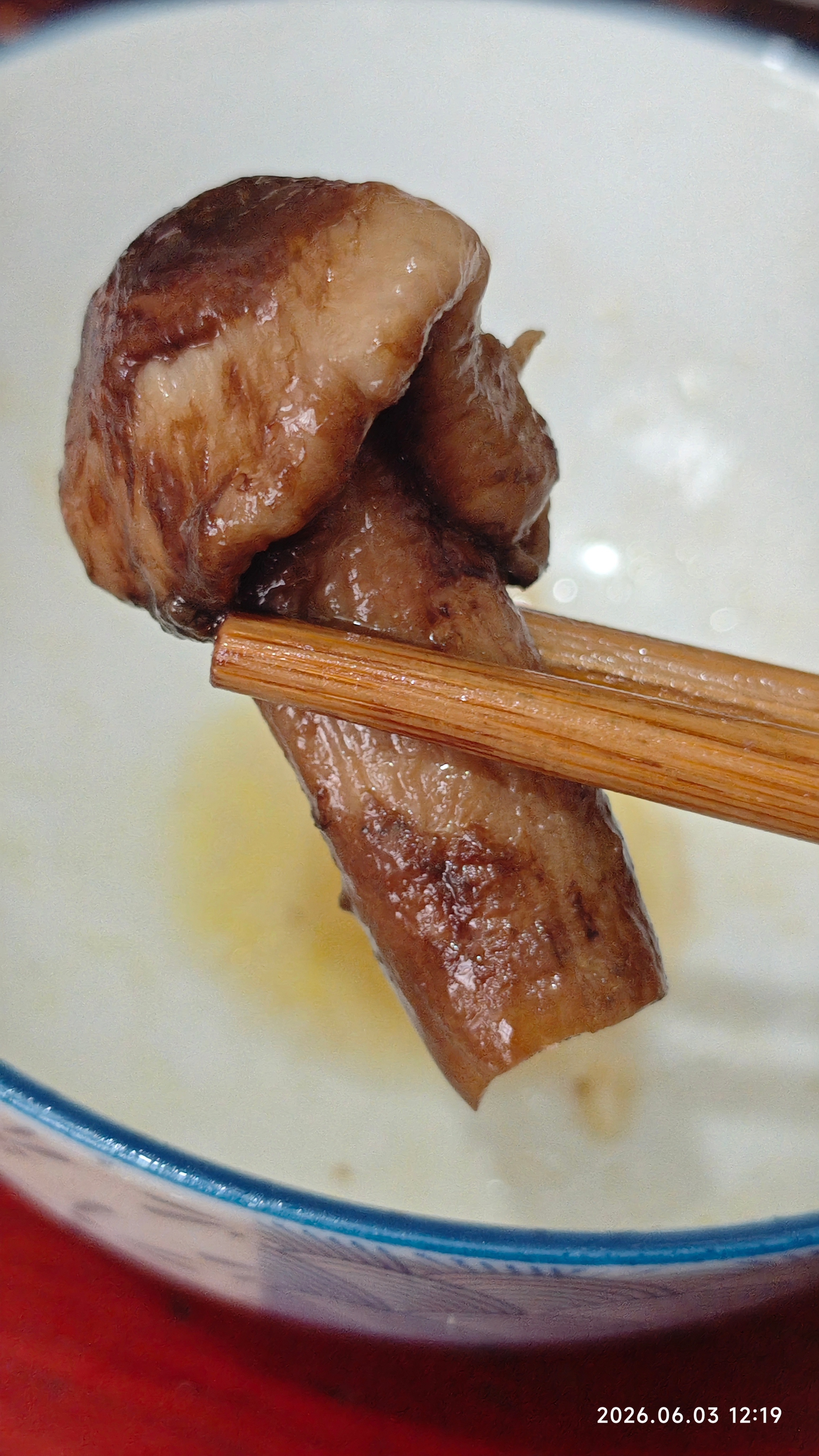 雅安 又是一年菌子香，山野鲜味入家常入夏雨落，山林苏醒，一年一度的野生菌季如约而
