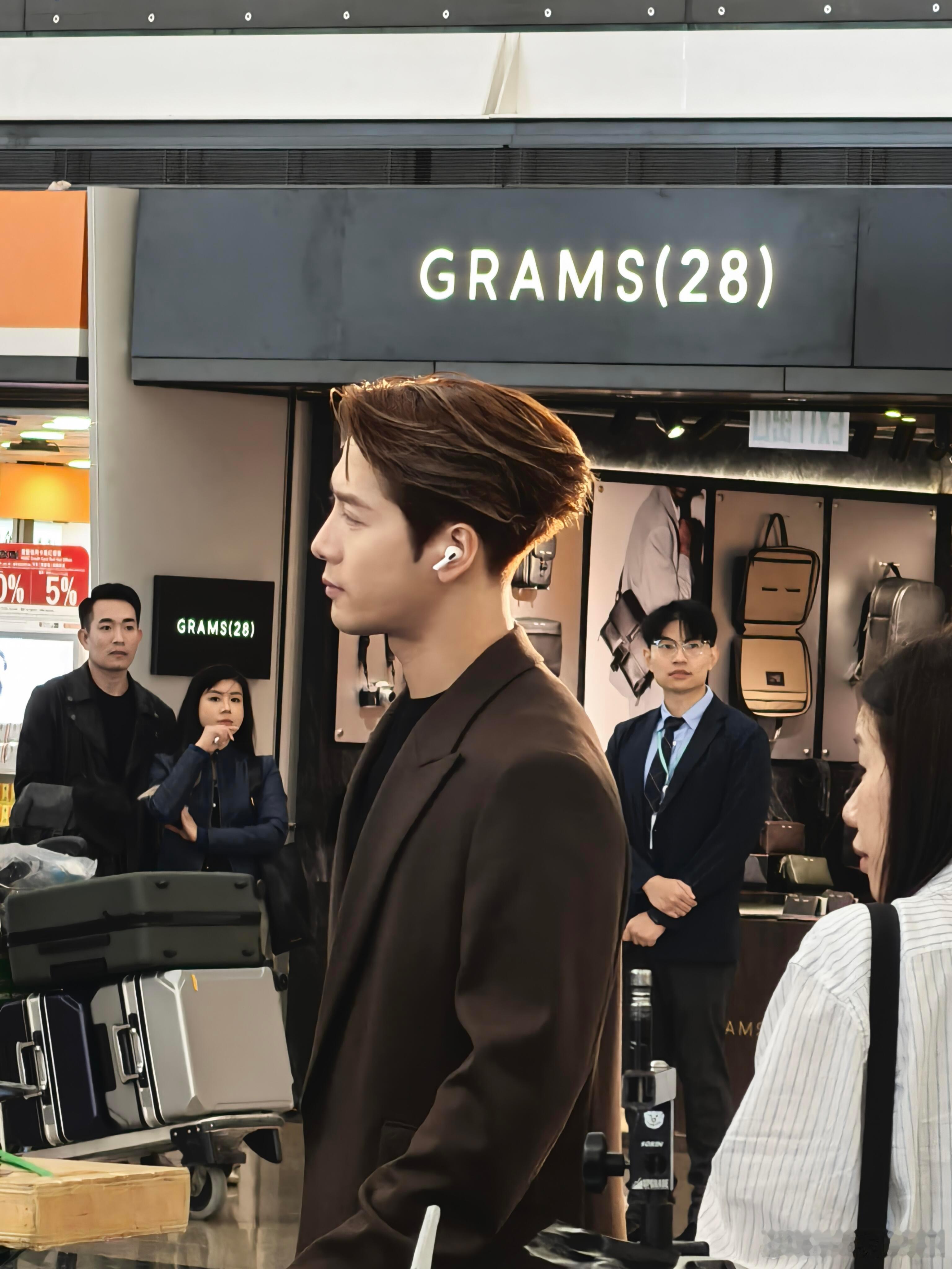 在香港机场拍摄啊啊啊五点半开始健身跑步做好状态形象管理真的行程太满了  终于有一