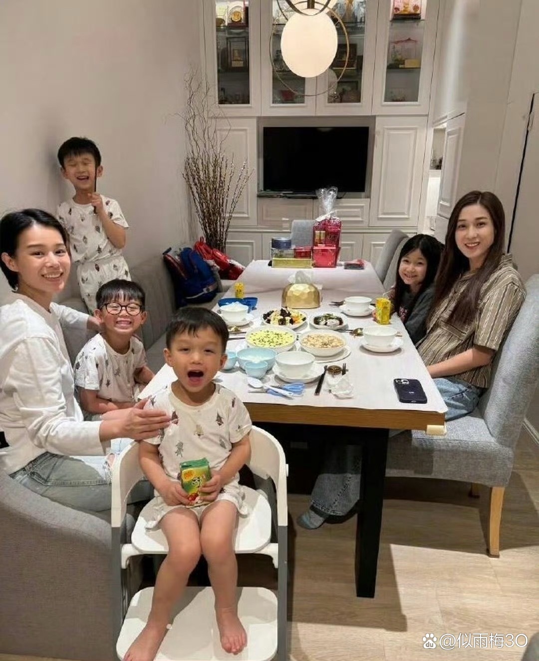 在寸土寸金的香港，贵为视后也难买豪宅，你看胡杏儿和钟嘉欣聚餐