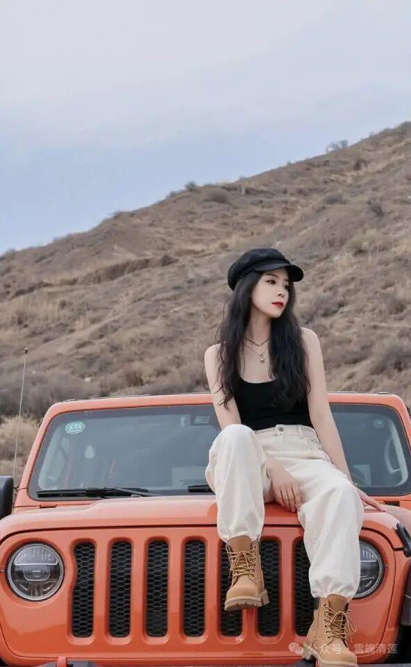 春日生活打卡季越野女孩的自由时光，在山野间坐在越野车前，与自由同行，轻风拂面，风