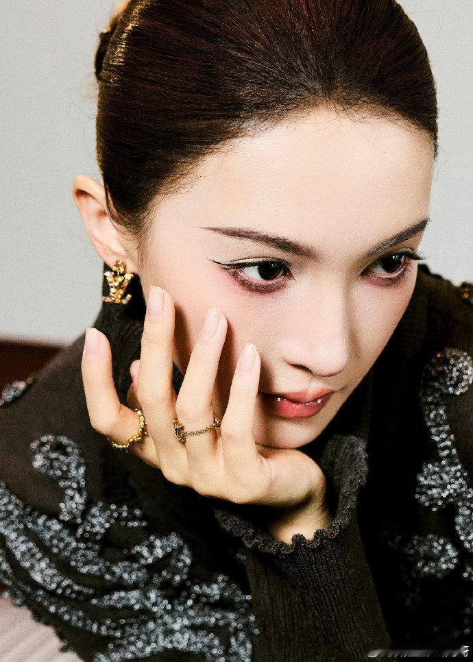 金晨张子枫将合作张子枫金晨无孔不入这是什么神仙组合！金晨的大气飒爽和张子枫的沉静