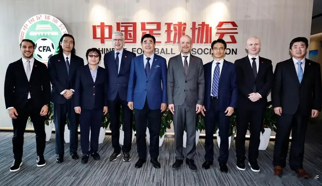 这事真的越琢磨越憋屈！国际足联嘴上说着助力国足发展，转头转播费开出天价，直接是印