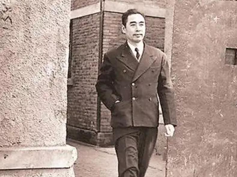 周总理赴傅作义家中做客，发现胡同里有警卫部队后，立即下令将警卫撤走，这是为何？