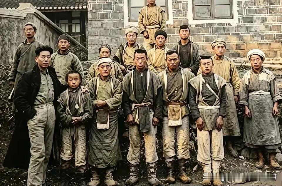 这才是长征途中拍摄的真实老照片，它距今已整整90年。1936年红军二六军团路过贵