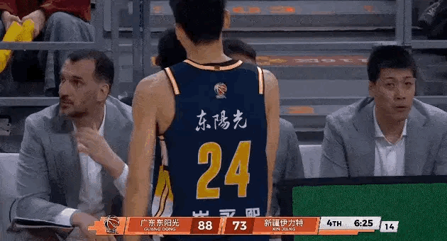 崔永熙今天出战17分钟，虽然5犯罚下，但高效率贡献11分5篮板3助攻，他确实在不