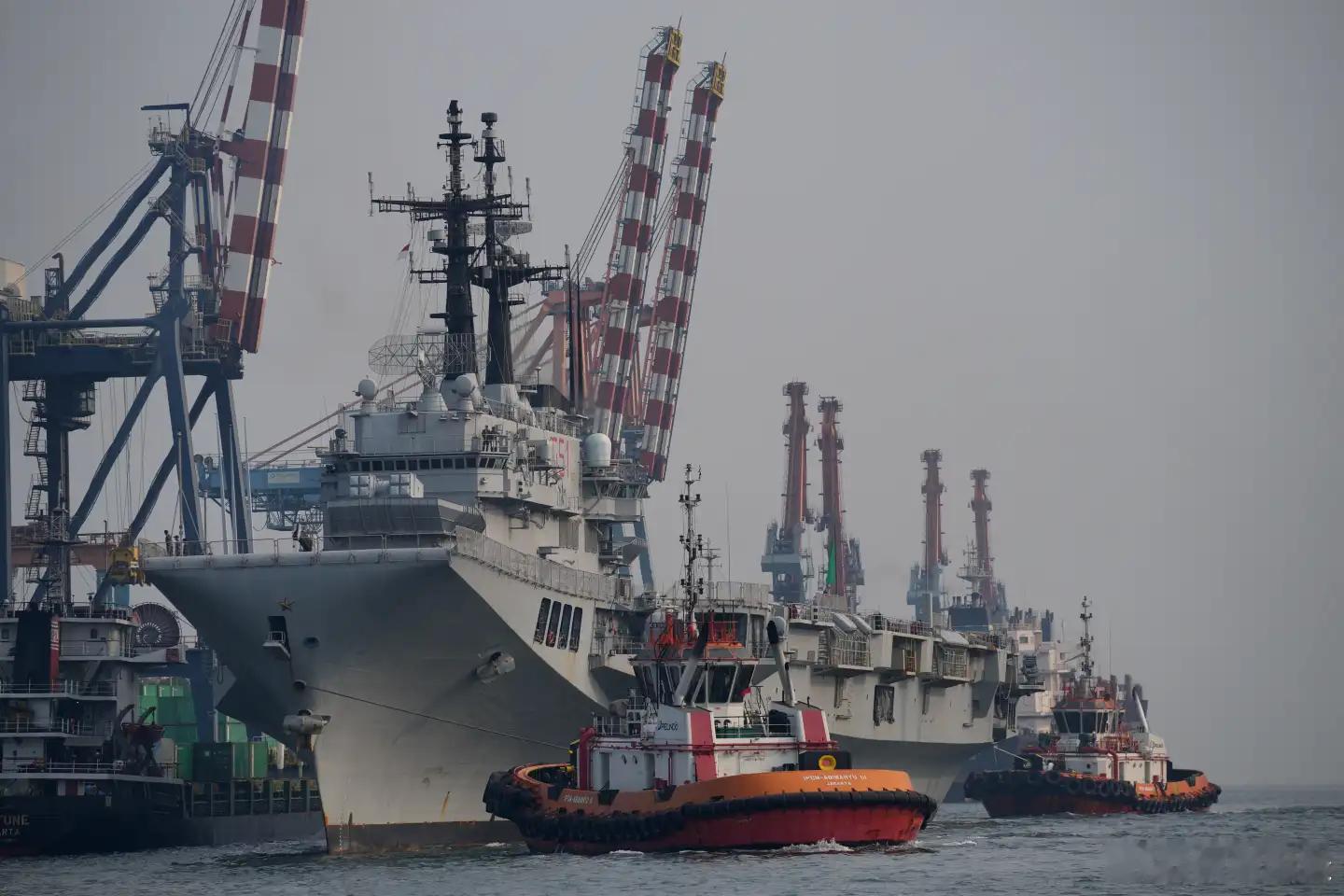 （美联社）——印度尼西亚周五迎来了该国第一艘航空母舰，这是一艘前意大利军舰，政府