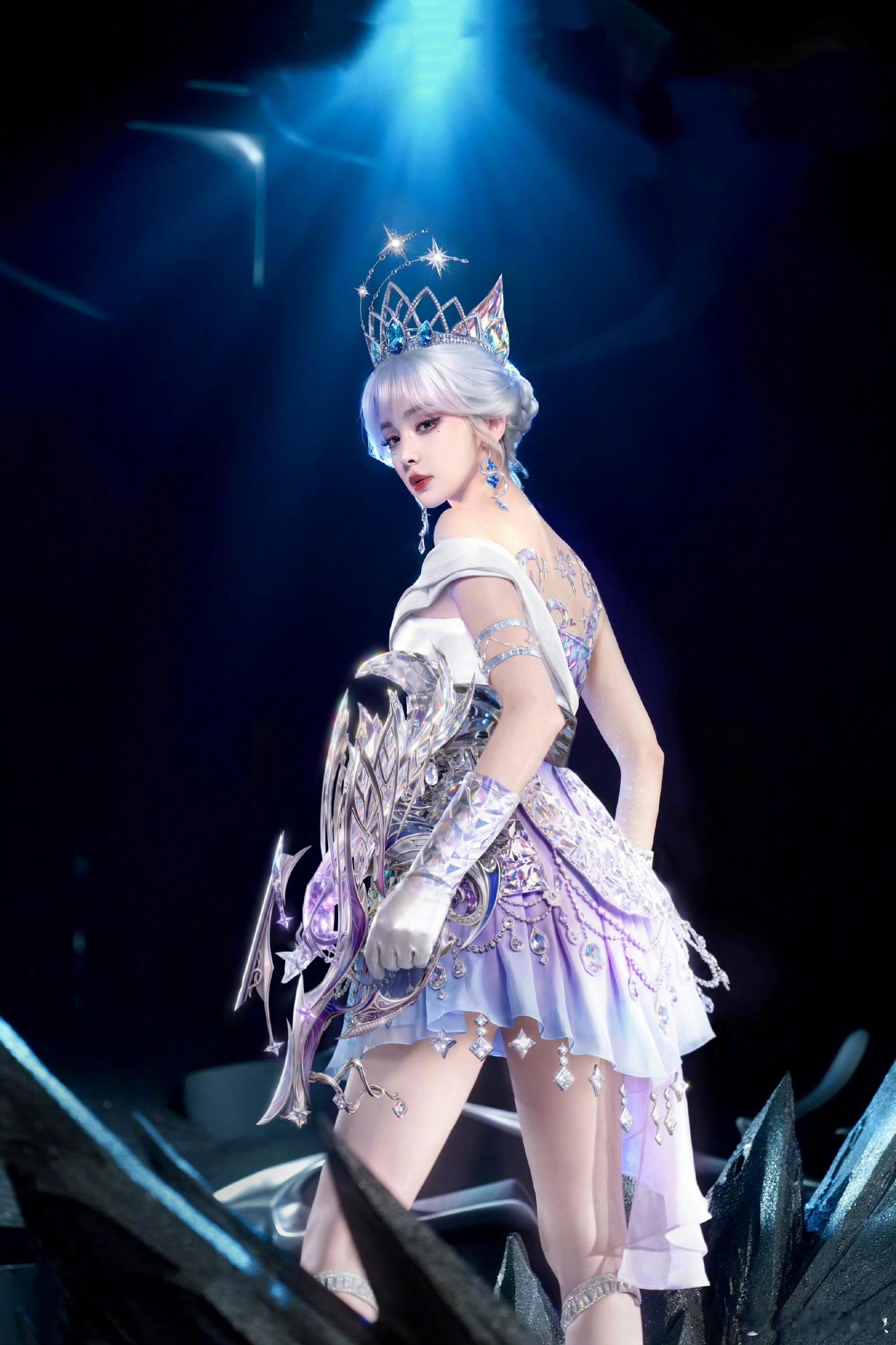 娜扎天选幻音九尾 娜扎完美诠释幻音九尾，白发狐耳氛围感拉满，blingbling