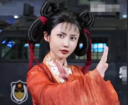 女警反诈宣传中COS“小昭”，又因撞脸邱淑贞蹿红网络！

近日，上海一位女警因在
