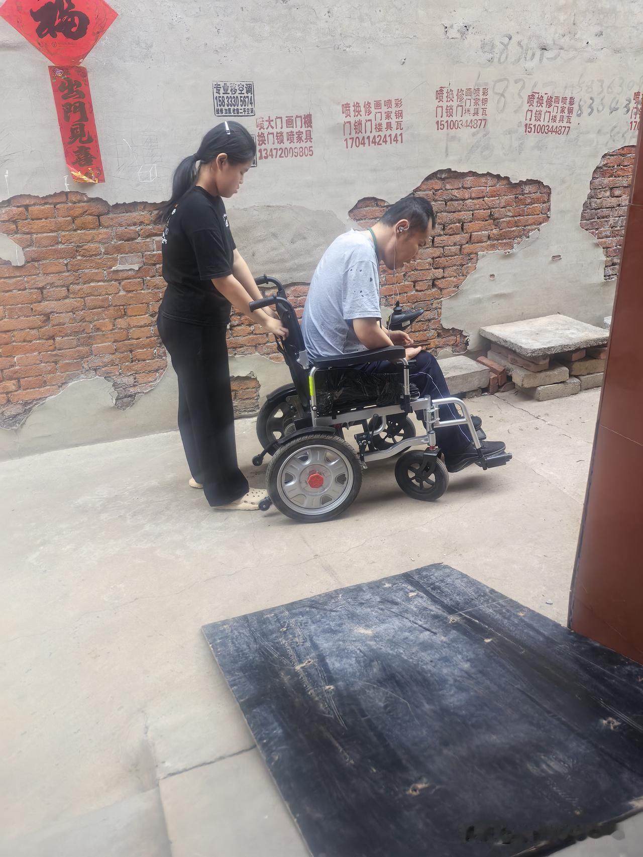 今天我在南屋做饭，我听到街门口小妮和她爸爸说话的声音，她说爸爸你咋不去接我放学，