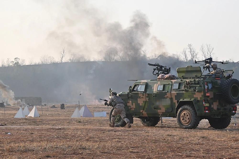 军警基层作战单位现在就跟赶时兴一样，很多都在玩无人装备，顺便把枪、筒子或者手榴弹