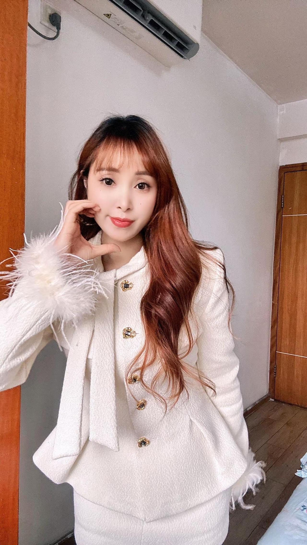 我离异，你未婚，我怎么配得上你，更何况一个未婚的男孩子，怎么可能会爱上一个结过婚