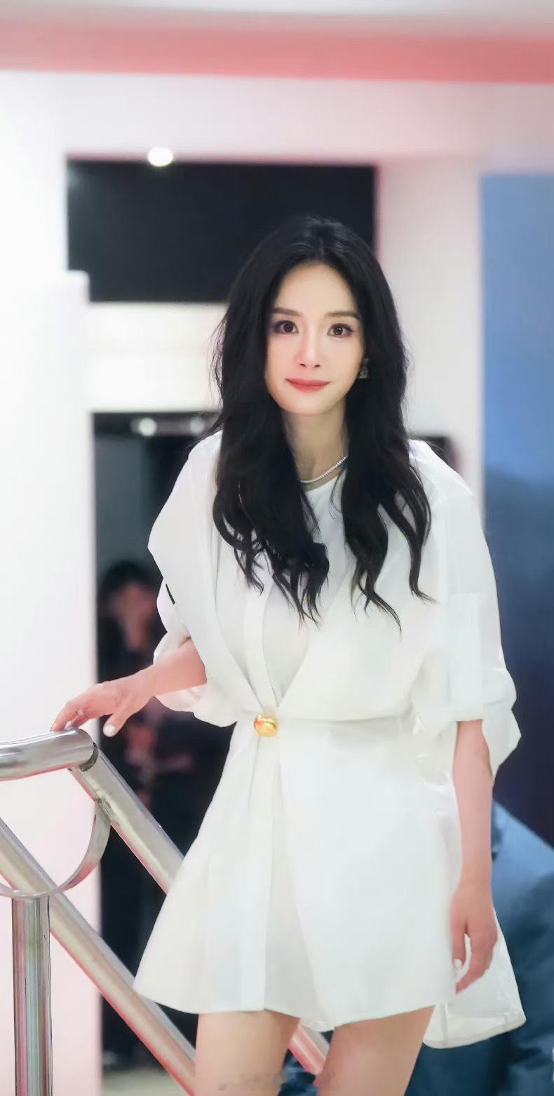 #杨幂酱园弄发布会发言#杨幂在酱园弄发布会发言，她很感谢导演对她的信任。能够参加