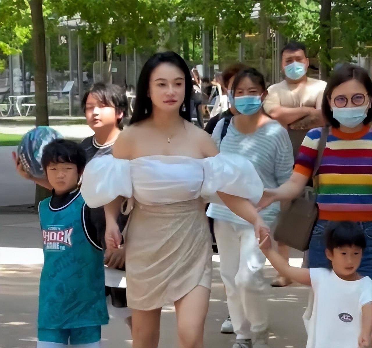 是现在的人太保守了吗？
就家里3个男孩，
冉莹颖当妈的经常穿这么露胸的衣服，合适